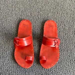 Beek sandal with single toe and strap with tie detail in red